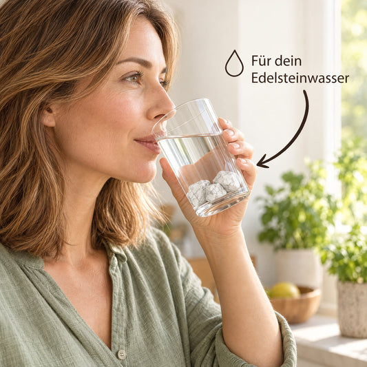 Glas Wasser mit Magnesit Wassersteinen