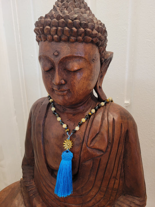 108-Perlen Mala aus Falkenauge, Orangencalcit und Olivenholz – Handgefertigte Gebetskette für innere Klarheit, Lebensfreude und geerdetete Kraft