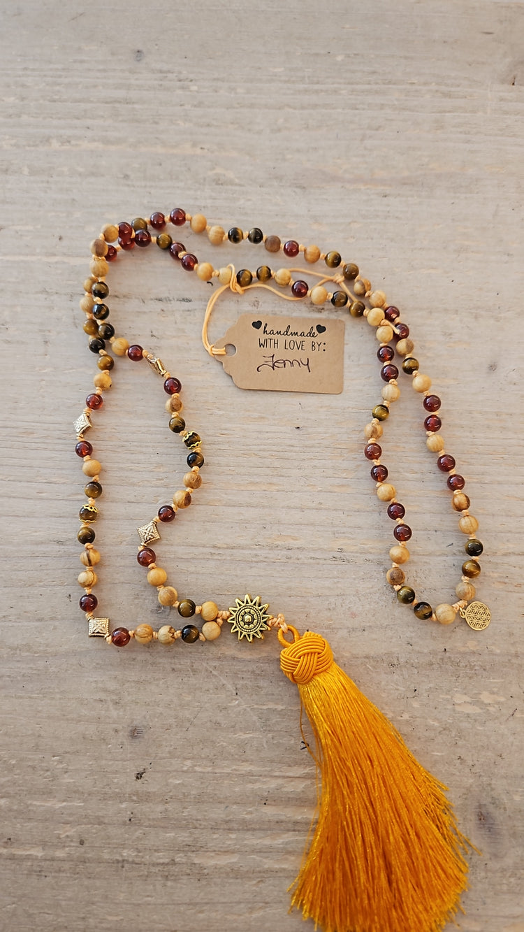 108-Perlen Mala aus Tigerauge, Granat & Palo Santo – Handgefertigte Gebetskette für innere Stärke, Lebensfreude und sanfte Erdung