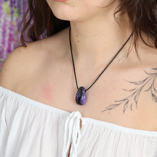 Colgante gota de charoita