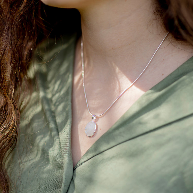 Regenbogen Mondstein Anhänger (oval) in Silber gefasst