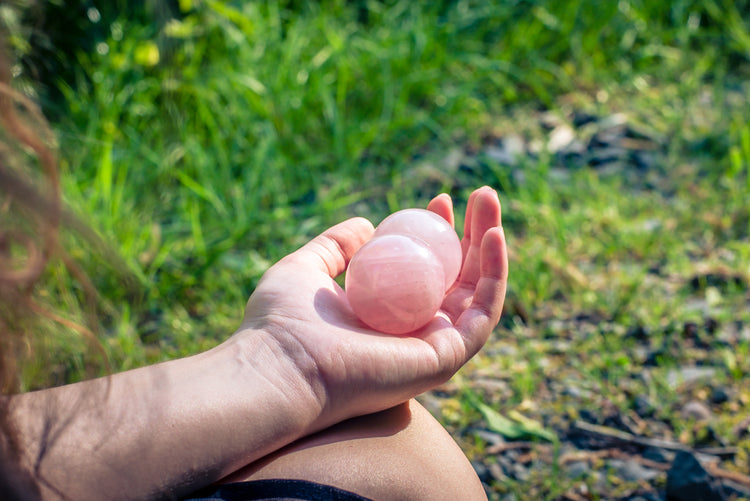 Rosenquarz Kristallkugel | Inklusive Plexiglashalter