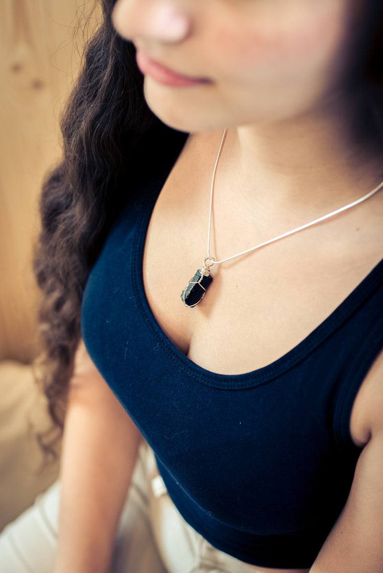 Turmalin, schwarz (Schörl) Gefasster Rohsteinanhänger