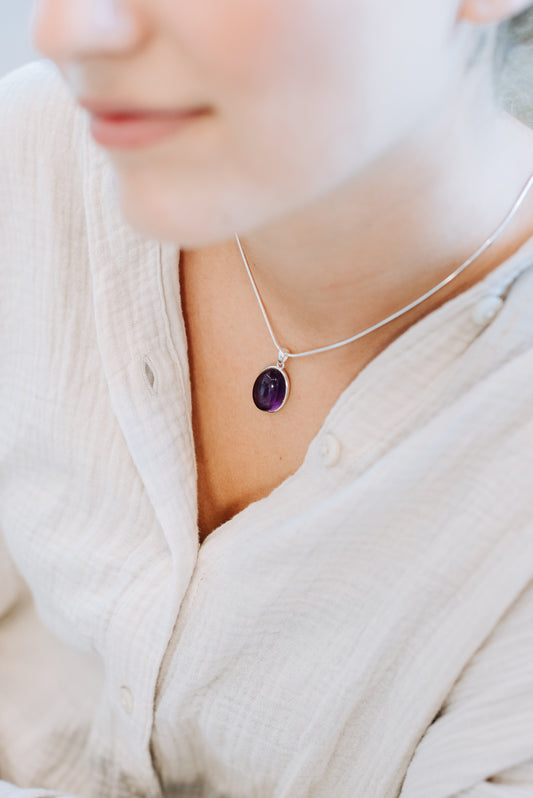 Amethyst Anhänger (oval) in Silber gefasst