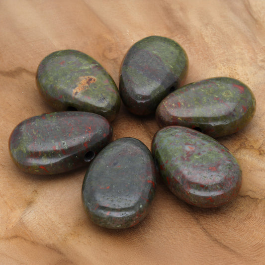 Drachenblut Jaspis Tropfenanhänger