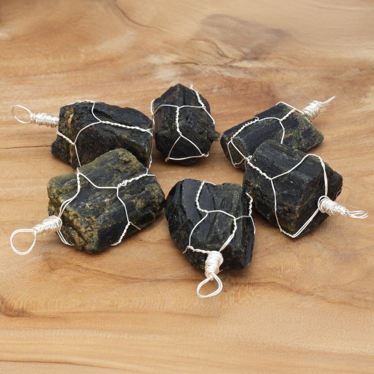 Turmalin, grün (Verdelith) Gefasster Rohsteinanhänger