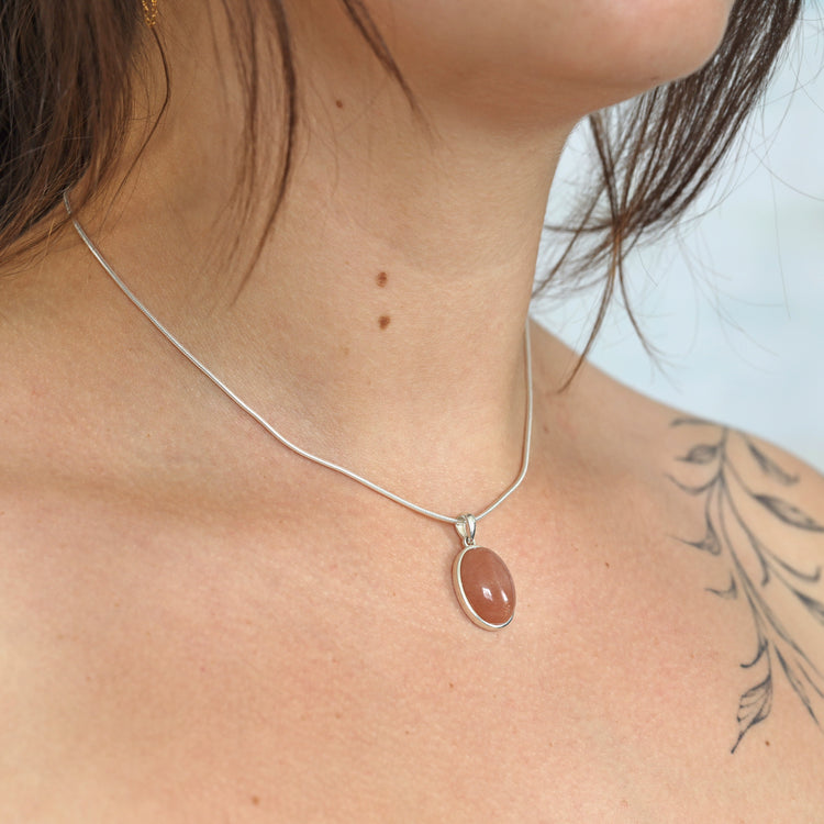 Mondstein, Orange Anhänger (oval) in Silber gefasst