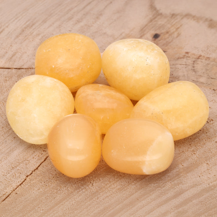 Orangencalcit Trommelstein