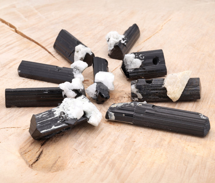 Turmalin (Schörl) Rohsteinanhänger mit Calcit- oder Quarzkristall