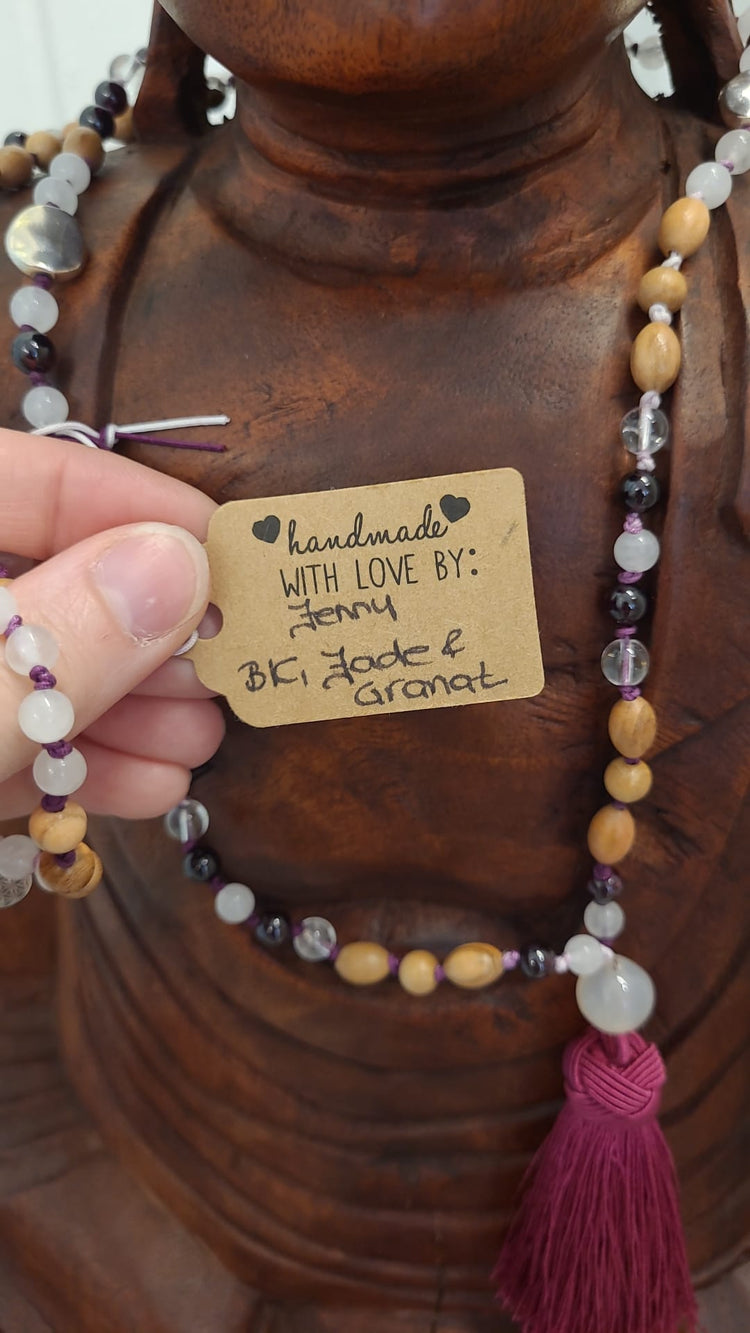 108-Perlen Mala aus Bergkristall, Jade, Granat und Olivenholz – Handgefertigte Gebetskette für Herzenergie, Klarheit und Lebenskraft
