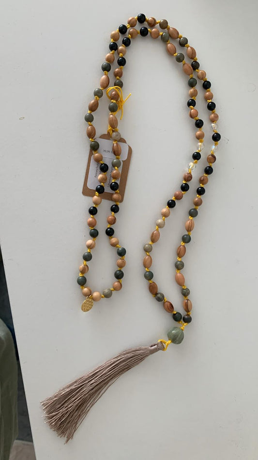 108-Perlen Mala aus Schörl, Silberblattjaspis, Angel Aura und Olivenholz – Handgefertigte Gebetskette als spiritueller Reisebegleiter