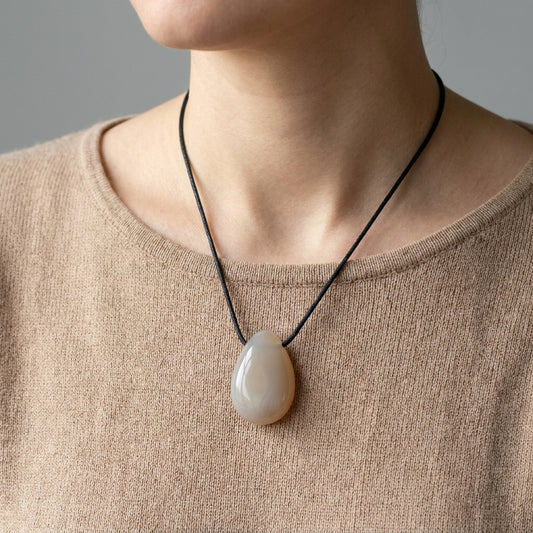 Achat, natur Tropfenanhänger — Lifestyle-Tragebild