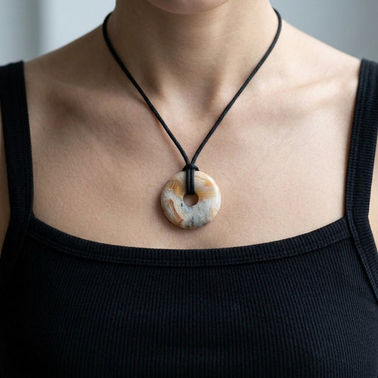 Crazy Lace Achat Donut | 30 mm Anhänger + Baumwollband um den Hals getragen – Tragebild