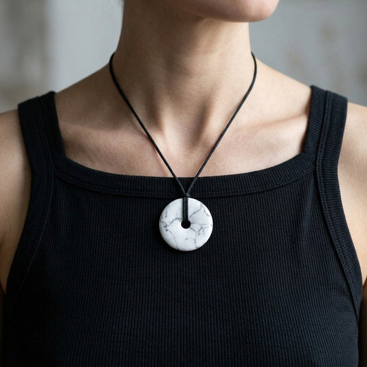 Magnesit Donut | 40 mm Anhänger + Baumwollband um den Hals getragen – Tragebild