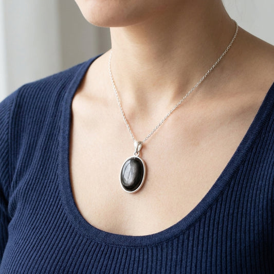 Silberobsidian Anhänger (oval) in Silber gefasst — Lifestyle-Tragebild
