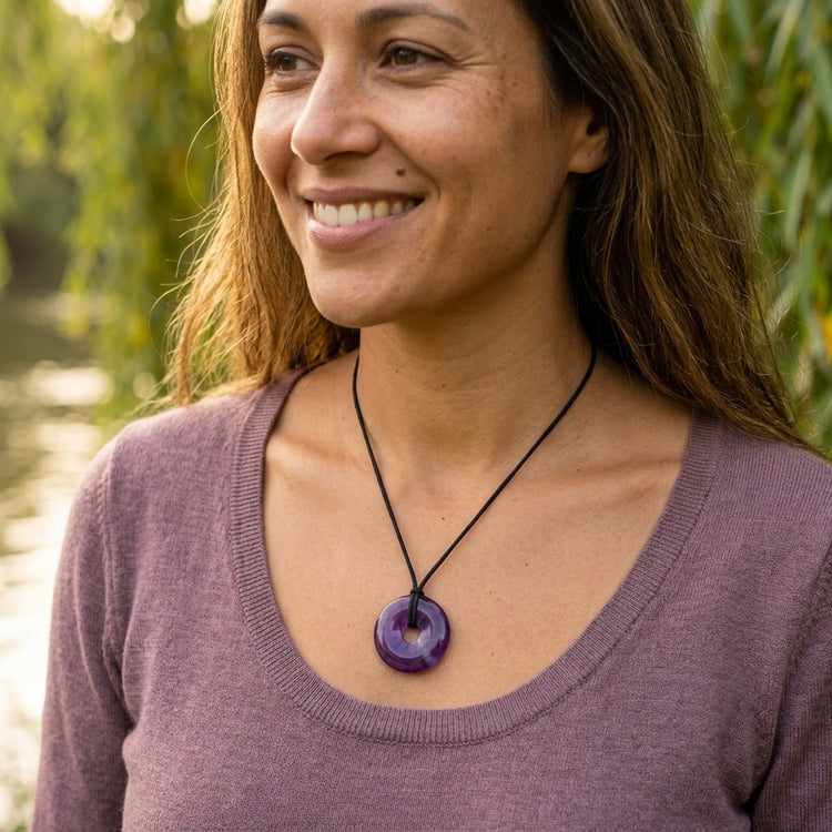 Amethyst Donut | 40 mm Anhänger + Baumwollband — Tragebild