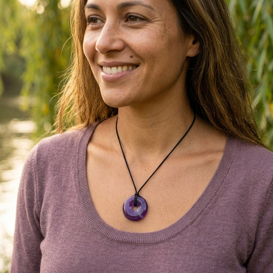 Amethyst Donut | 40 mm Anhänger + Baumwollband — Tragebild