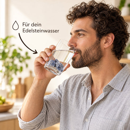 Glas Wasser mit Sodalith Wassersteinen