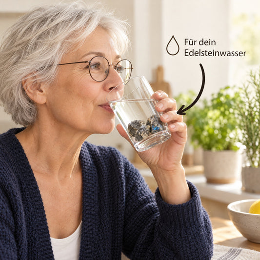 Glas Wasser mit Labradorit Wassersteinen