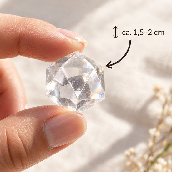 Bergkristall Ikosaeder zwischen den Fingern – ca. 1,5–2 cm