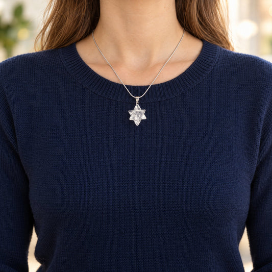 Bergkristall Merkaba Anhänger getragen an der Kette