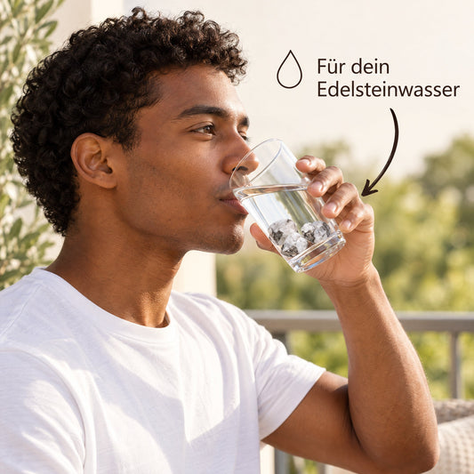 Glas Wasser mit Regenbogen-Mondstein Wassersteinen