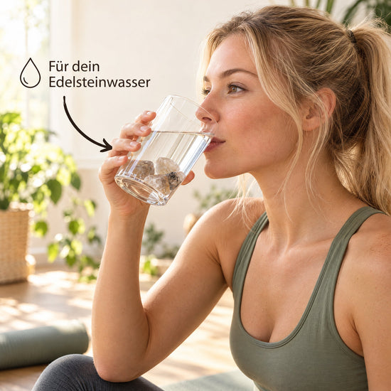 Glas Wasser mit Rutilquarz Wassersteinen