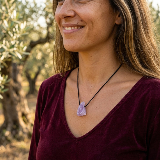 Amethyst Rohsteinanhänger — Tragebild