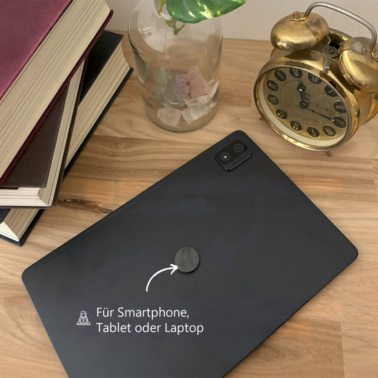 Schungit-Aufkleber auf dem Tablet – für Smartphone, Tablet oder Laptop