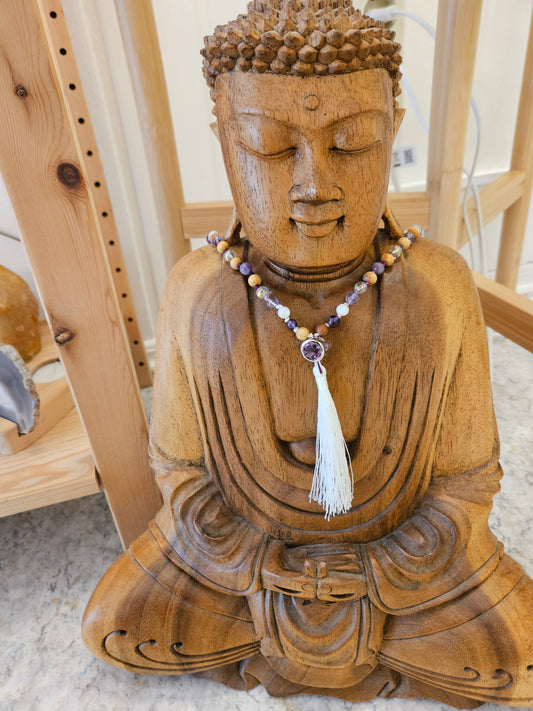 108-Perlen Mala aus Lepidolith, Amethyst, Angel Aura & Palo Santo – Handgefertigte Gebetskette für innere Ruhe, Klarheit und sanfte Erdung