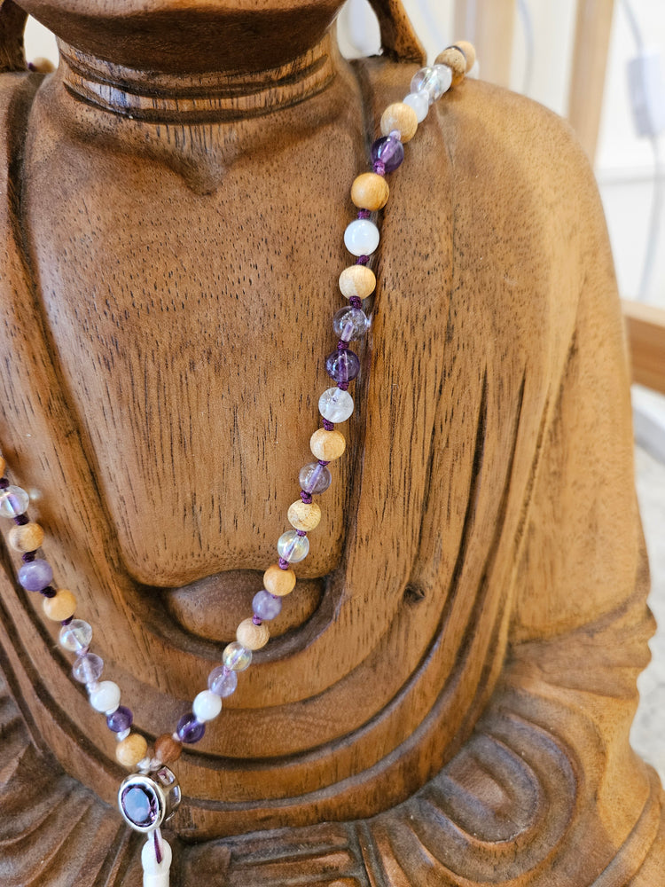 108-Perlen Mala aus Lepidolith, Amethyst, Angel Aura & Palo Santo – Handgefertigte Gebetskette für innere Ruhe, Klarheit und sanfte Erdung