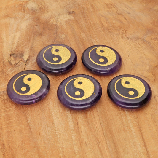 Amethyst Scheibenstein mit goldener Yin & Yang Gravur