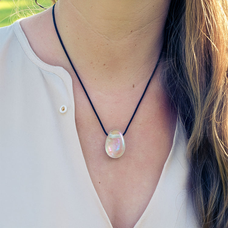 Angel Aura (Bergkristall bedampft) Tropfenanhänger