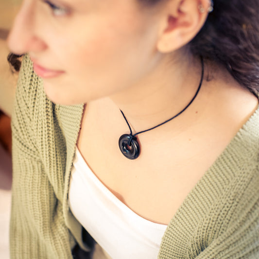 Turmalin, schwarz (Schörl) Donut | 30 mm Anhänger + Baumwollband