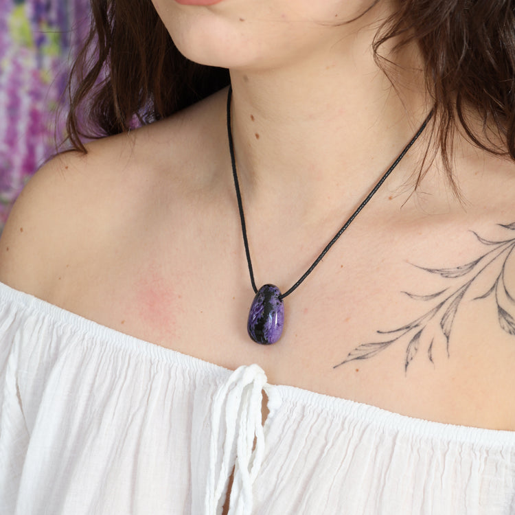 Colgante gota de charoita