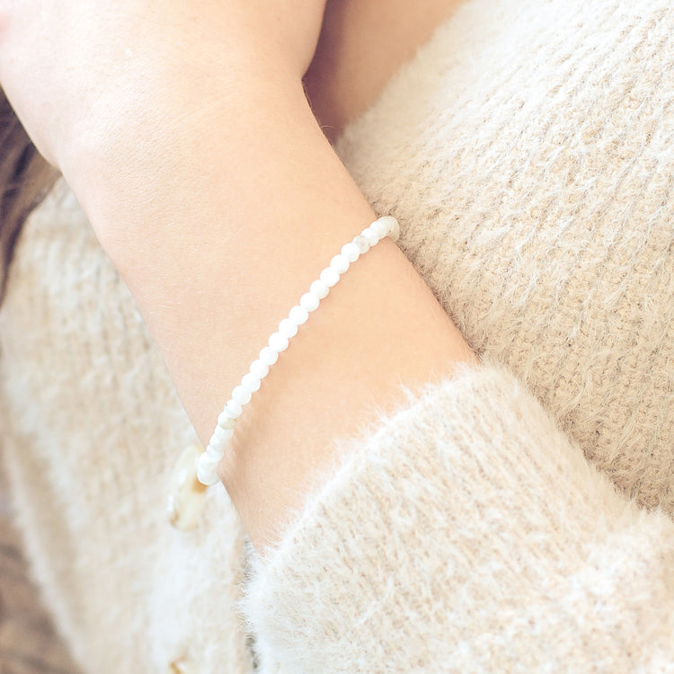 Regenbogen-Mondstein Mini-Kugelarmband | 4 mm