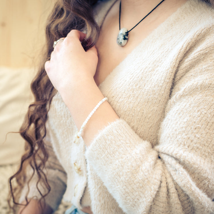 Regenbogen-Mondstein Mini-Kugelarmband | 4 mm