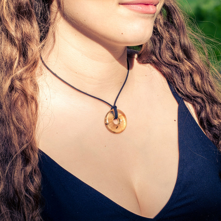 Colgante donut de ámbar | Colgante de 30 mm + cordón de algodón