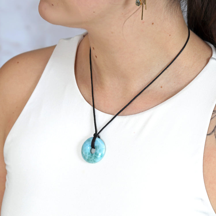 Larimar Donut A-Qualität | 30 mm Anhänger + Baumwollband