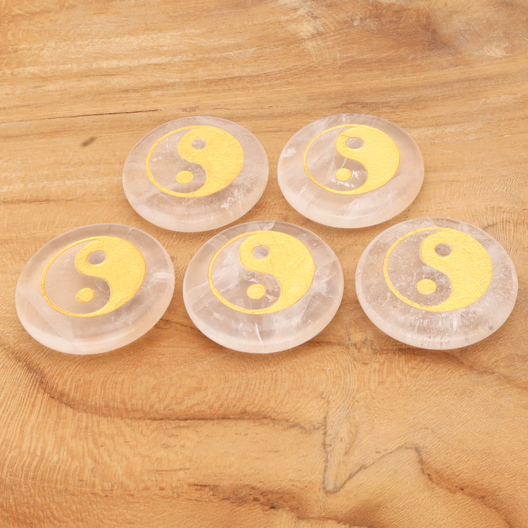 Bergkristall Scheibenstein mit goldener Yin & Yang Gravur