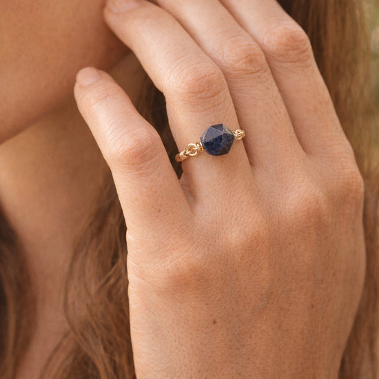 Sodalith Ring mit Kupferdraht – Sternschliff, Ø 20 mm