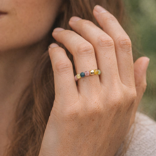 Regenbogen Turmalin Ring mit goldener Kugel – Perlenring Gr. 6