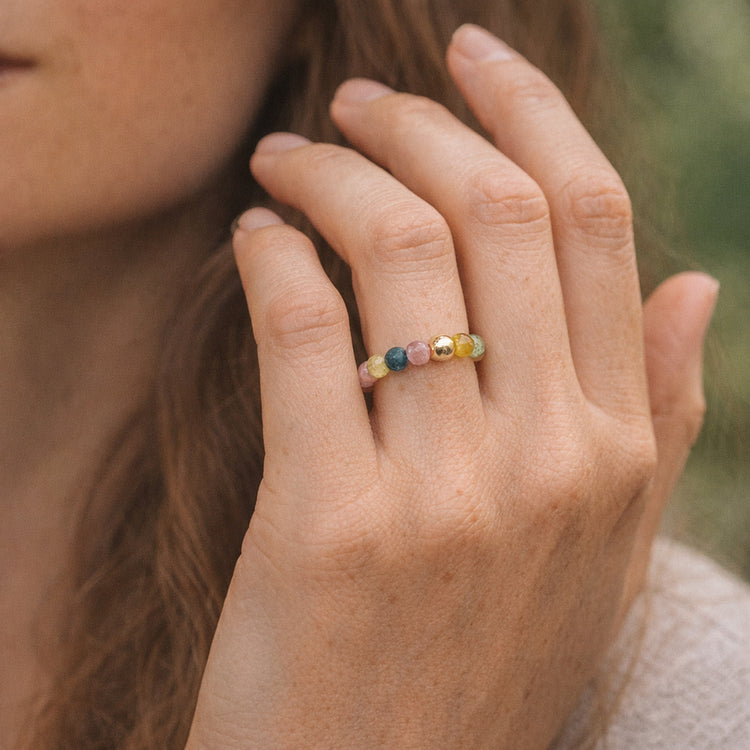 Regenbogen Turmalin Ring mit goldener Kugel – Perlenring Gr. 6