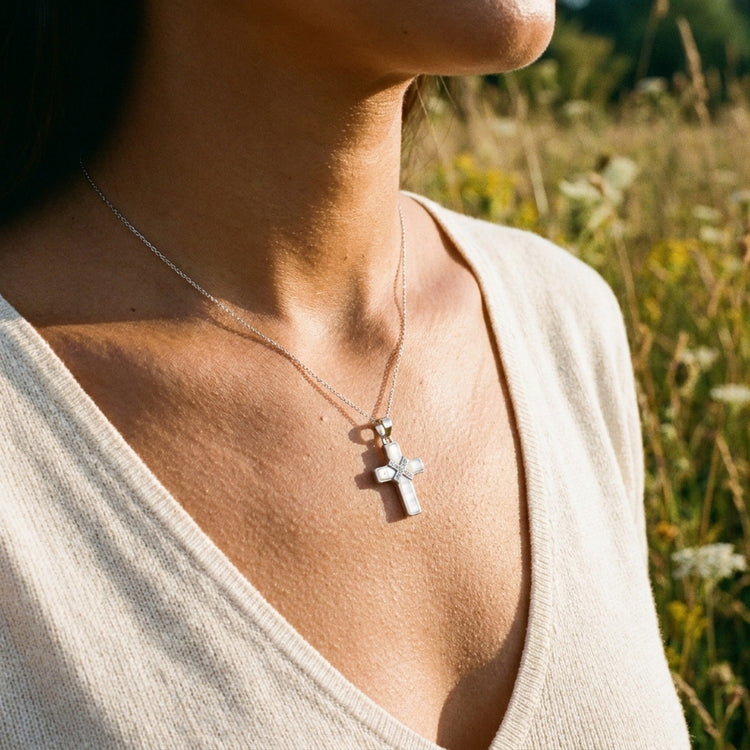 Kreuz-Anhänger mit Muschel und Zirkonia, platinfarben