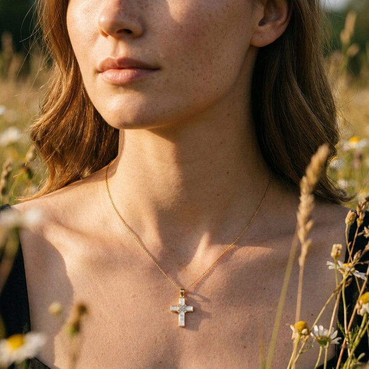 Kreuz-Anhänger mit Muschel und Zirkonia, goldfarben