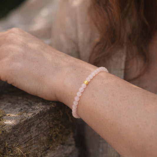 Rosenquarz Armband 4mm Perlen – 19cm mit Silber-Goldperle