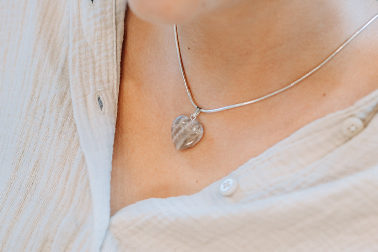 Mondstein Herzanhänger, hell+dunkel | 925er Silberöse | 2 Größen