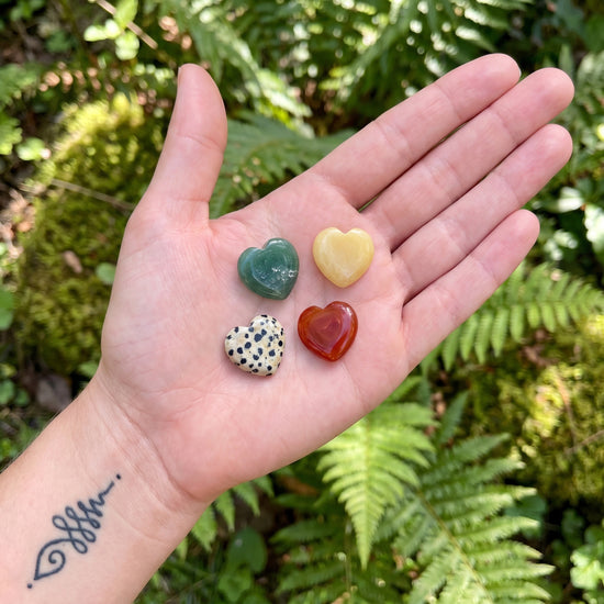 Gelbe Jade Herz | Handschmeichler 2x2 cm — Tragebild