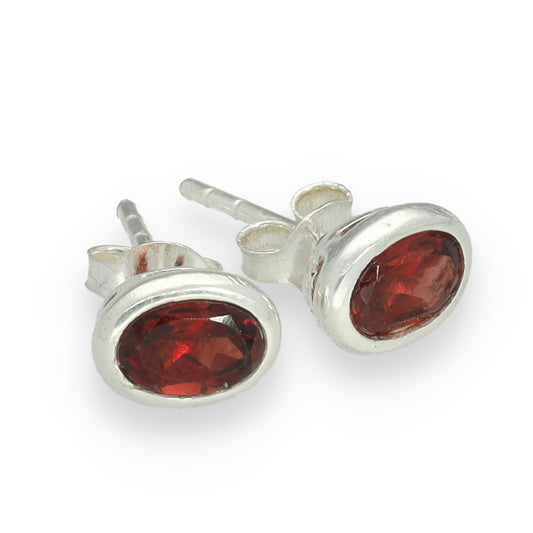 Granat Ohrstecker facettiert | Ovale Perle 6x4 mm | 925er Silber