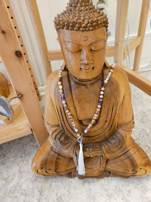 108-Perlen Mala aus Lepidolith, Amethyst, Angel Aura & Palo Santo – Handgefertigte Gebetskette für innere Ruhe, Klarheit und sanfte Erdung